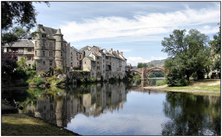 Le vieux palais (Renaissance) et le pont en grès du XIème siècle - Espalion