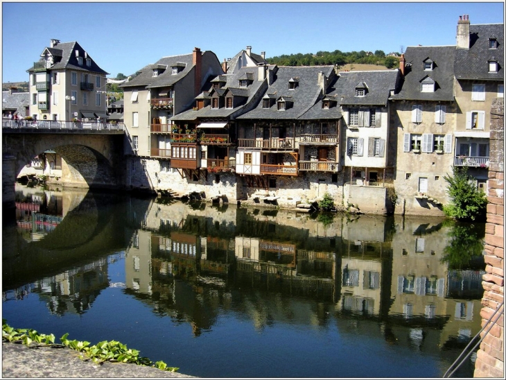 Maisons de tanneurs. Les marches servaient à accéder aux eaux du Lot pour laver les peaux. - Espalion