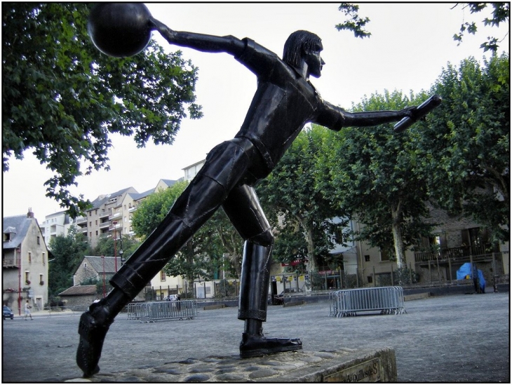 Statue d'un joueur de quille de 8 sur le foirail - Espalion