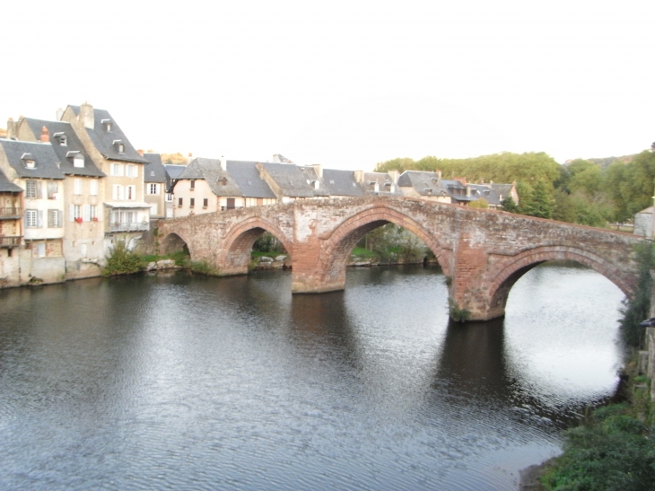 Vue intégrale du pont en grès rose - Espalion