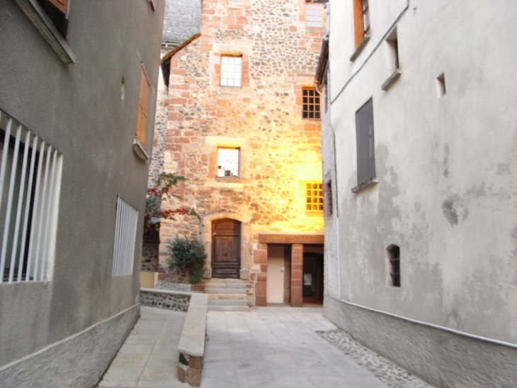 Maison en grès sous le soleil couchant - Espalion