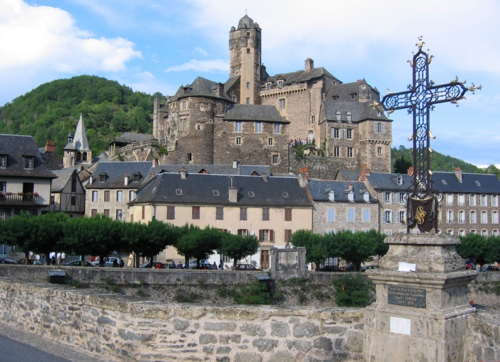 Le chateau et la croix d'estaing