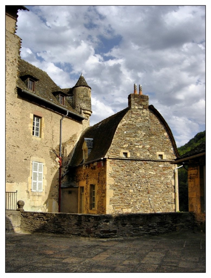 Toit de forme particulière - Estaing