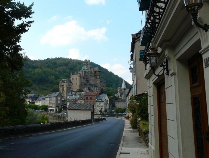 Le village et le château  Crédit : André Pommiès - Estaing