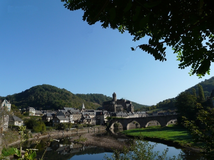 Ensemble du village sur le Lot  Crédit : André Pommiès - Estaing