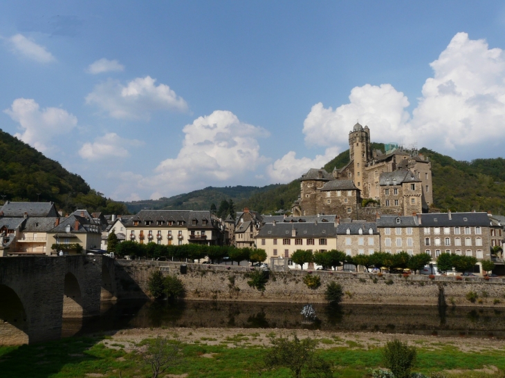 Le village et le château  Crédit : André Pommiès - Estaing