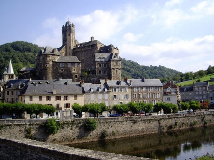 Le village vu du Lot - Estaing