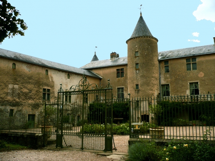 Le Château de Fayet du XVIe siècle.
