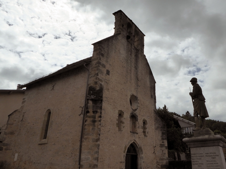 La chapelle et le monument aux morts - Flagnac