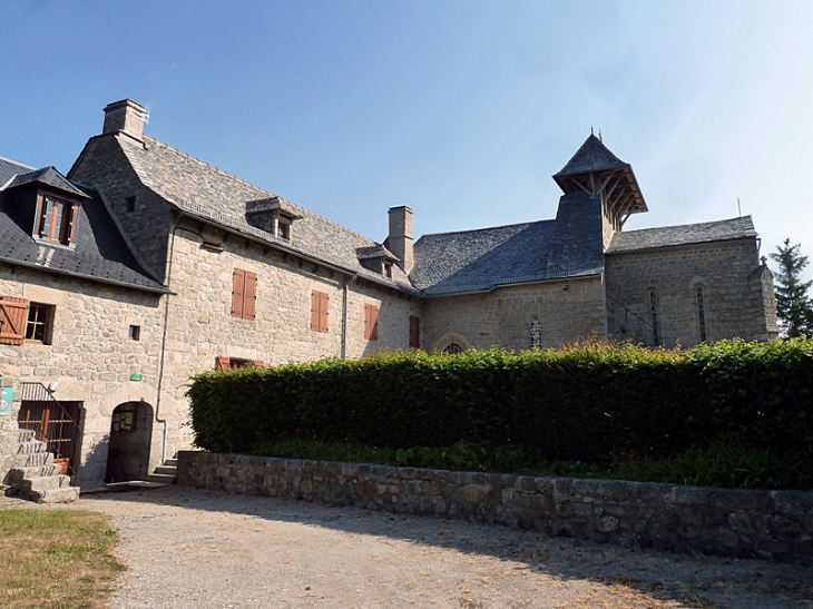 L'église et le gîte à La Capelle - Florentin-la-Capelle