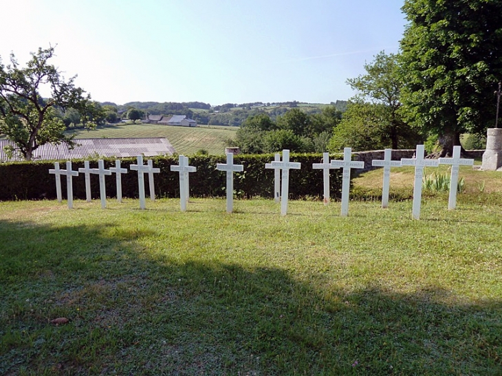 Le cimetière militaire à la Capelle - Florentin-la-Capelle