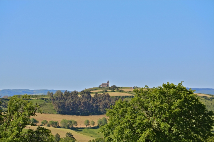 Vue sur Notre Dame de la Salette à Ceyrac. - Gabriac