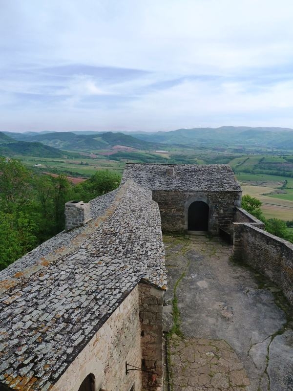 Le chemin de ronde de Montaigut - Gissac