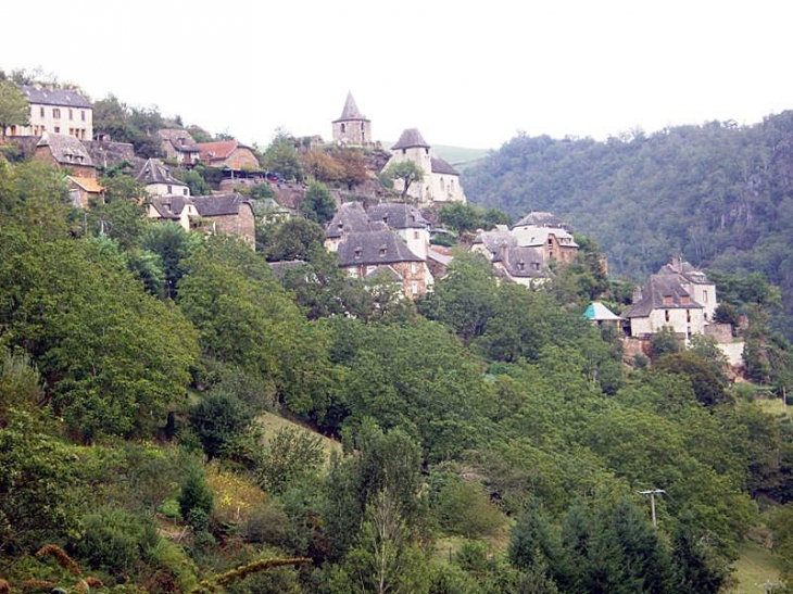 La Vinzelle : vue sur le village Le 1er Janvier 2016 les communes Conques, Grand-Vabre, Noailhac et Saint-Cyprien-sur-Dourdou  ont fusionné  pour former la nouvelle commune Conques-en-Rouergue.