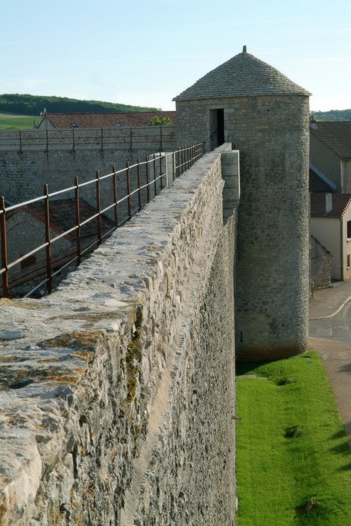 Rempart nord vu du Chemin de ronde - La Cavalerie