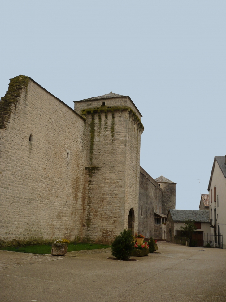 Vue sur la porte principale du XVIIe siècle. - La Cavalerie