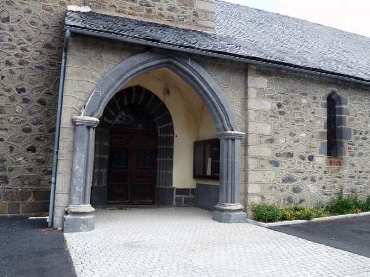 L'entrée de l'église - La Terrisse