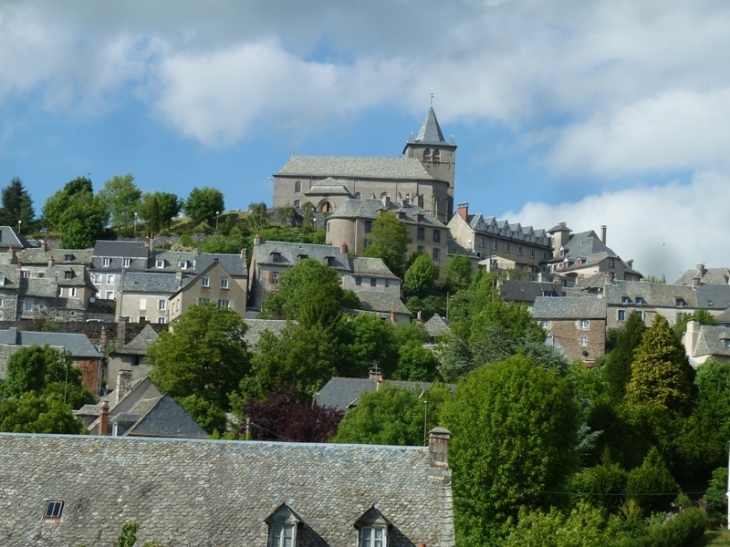 Photo  Laguiole  12210 Vue sur la ville Laguiole  