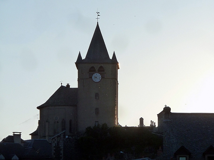 Coucher de soleil derrière l'église - Laguiole