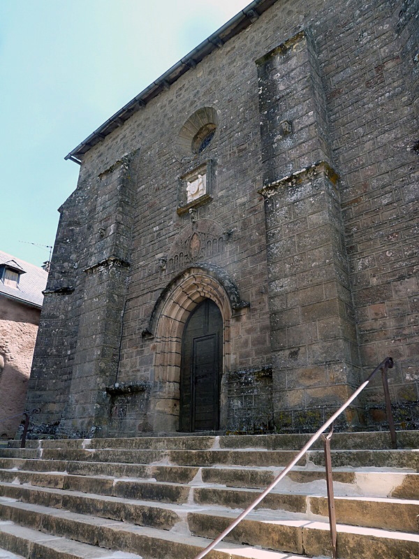 L'entrée de l'église - Lassouts