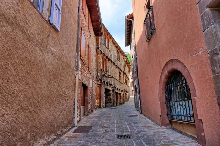 Rue montante toute paveté - Le Truel