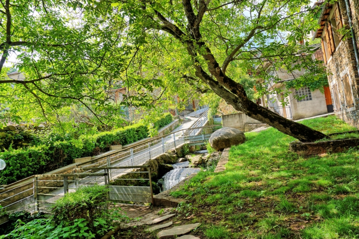 Chemin de promenade le long du ruisseau - Le Truel