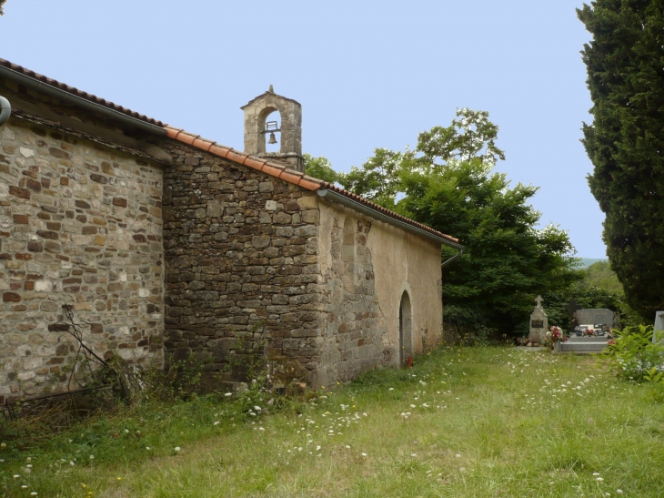 La chapelle romane de Saint-Amans entourée de son petit cimetière. - Marnhagues-et-Latour