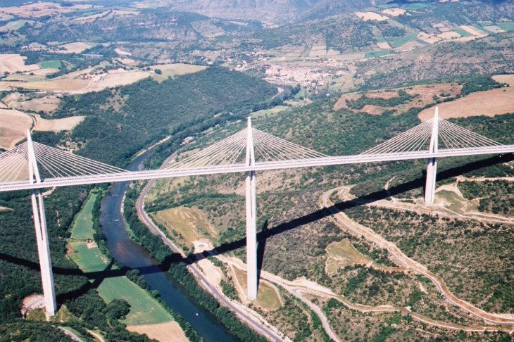 Le Viaduc et Tarn vus du ciel - Millau