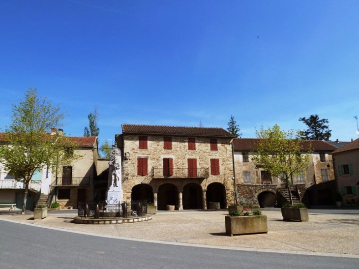 Le monument aux morts sur la place - Montclar