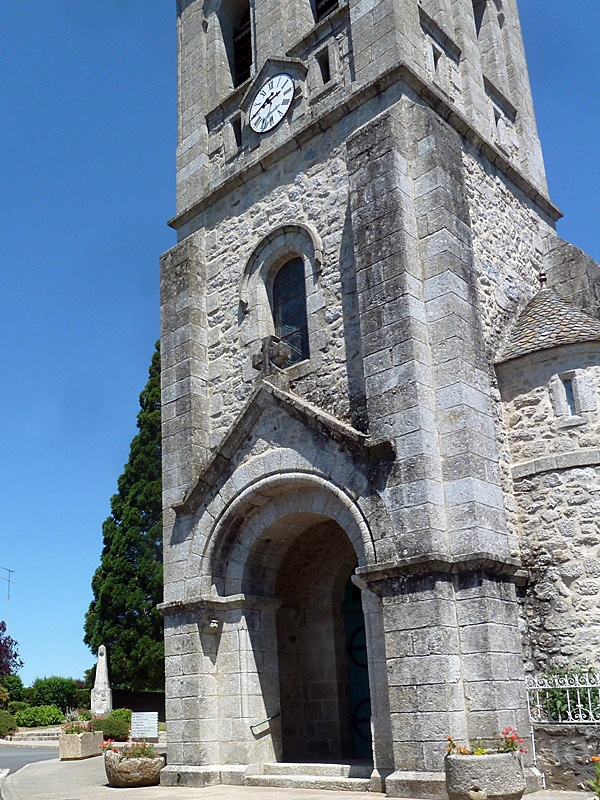 L'entrée de l'église - Montézic