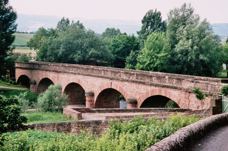 Le pont rose de Montlaur