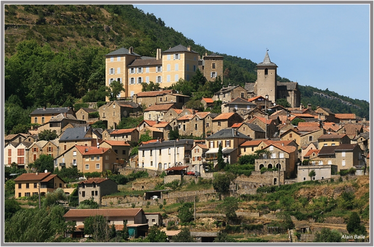 Le château de Mostuejouls, dominant le village - Mostuéjouls