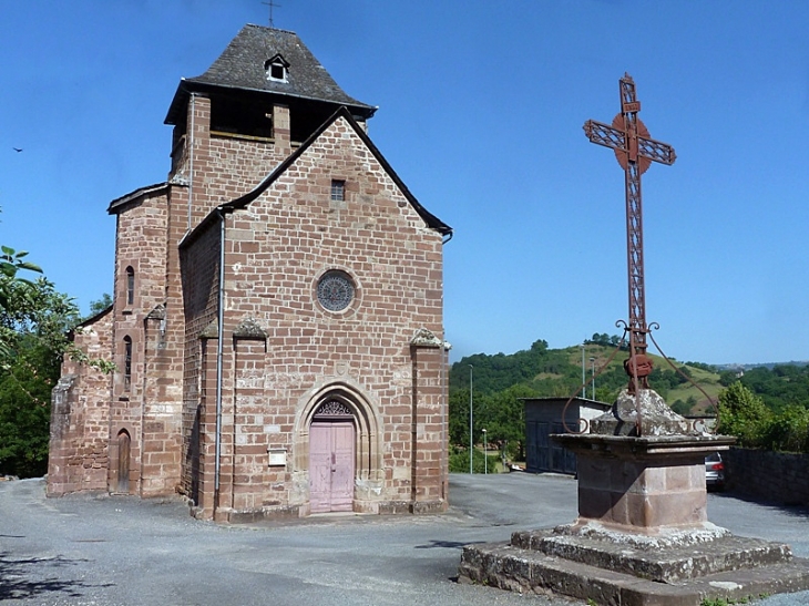 La croix devant l'église - Nauviale