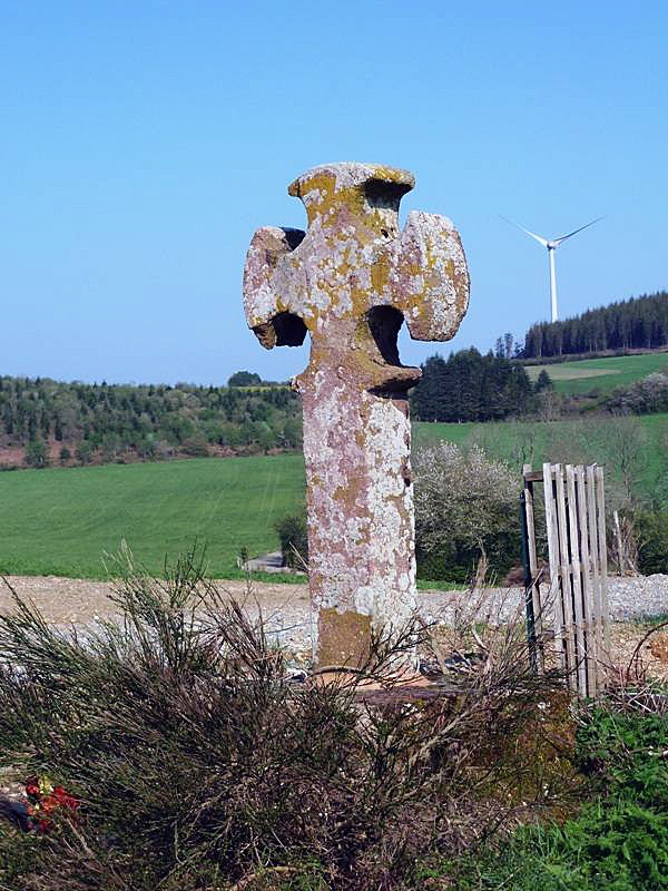 Croix et éolienne - Peux-et-Couffouleux