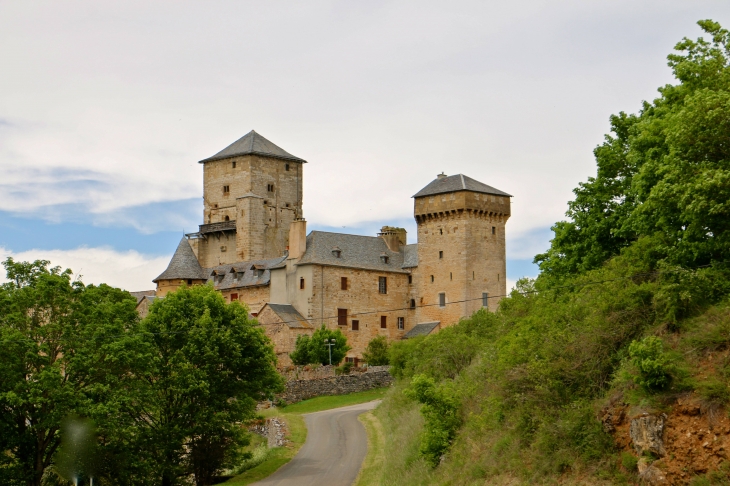 A l'origine,le Château de Galinières est une grange fortifiée de l'abbaye de Bonneval (1163-1181). - Pierrefiche