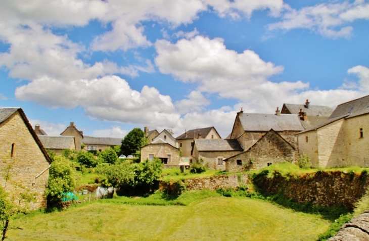 Le Village - Pierrefiche