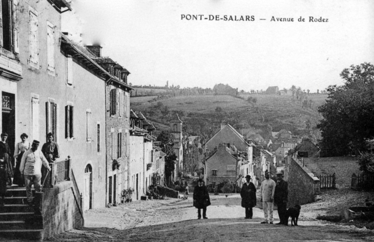 Avenue de Rodez, vers 1910 (carte postale ancienne). - Pont-de-Salars