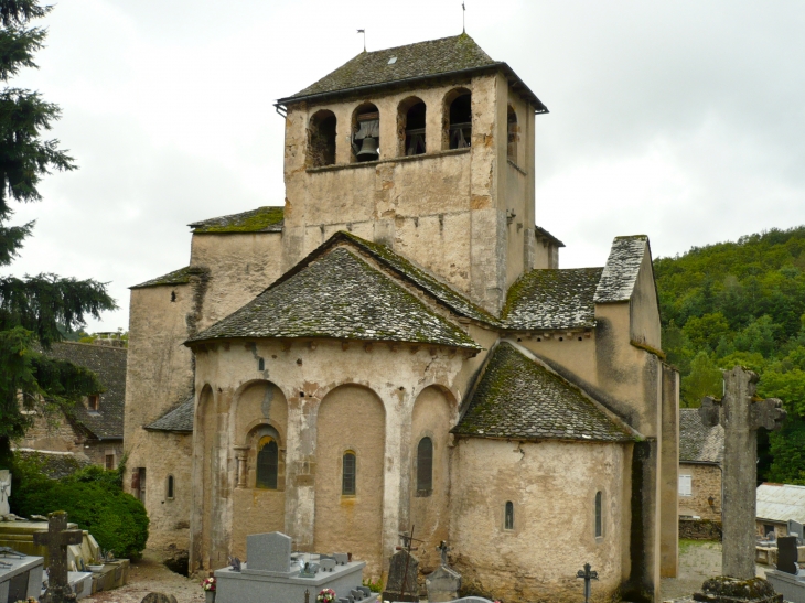 Eglise de Poujol, édifice roman avec chevet pentagonal, deux absidioles et un clocher-peigne sur arc triomphal. - Pont-de-Salars