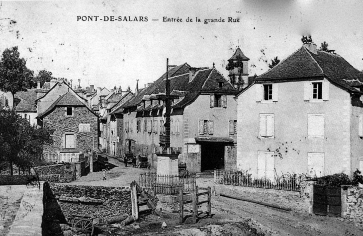 Entrée de la Grande-Rue, vers 1905 (carte postale ancienne). - Pont-de-Salars