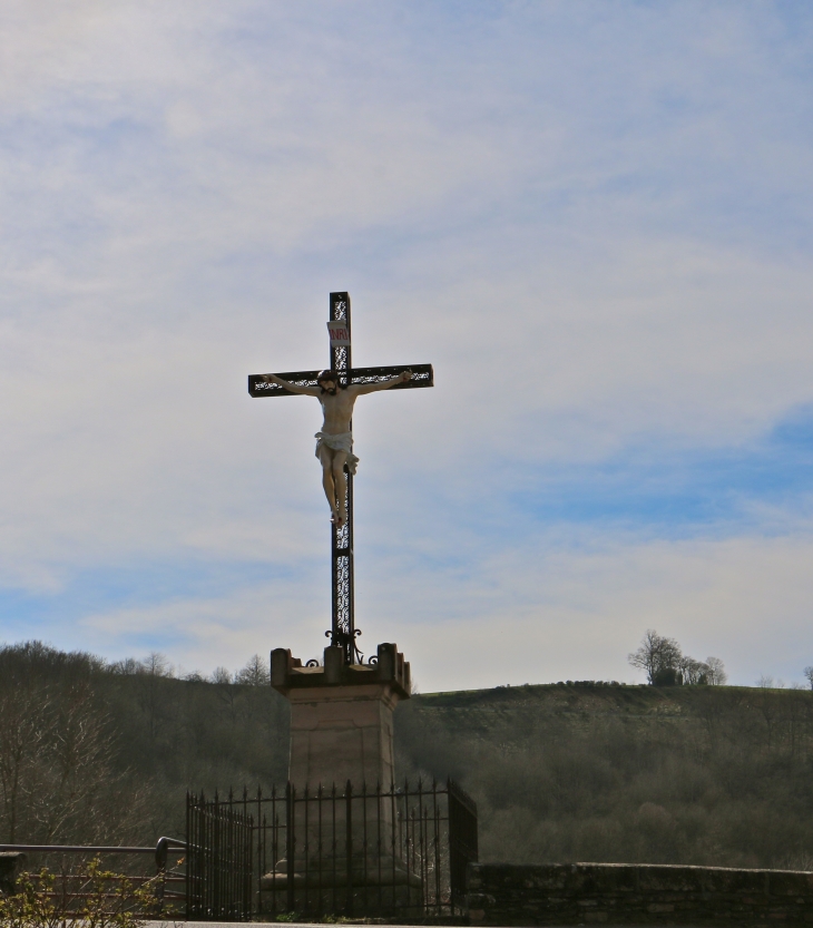 Croix du Christ sur le pont enjambant le Viaur. - Pont-de-Salars