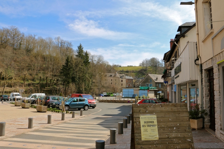 Une rue du village. - Pont-de-Salars