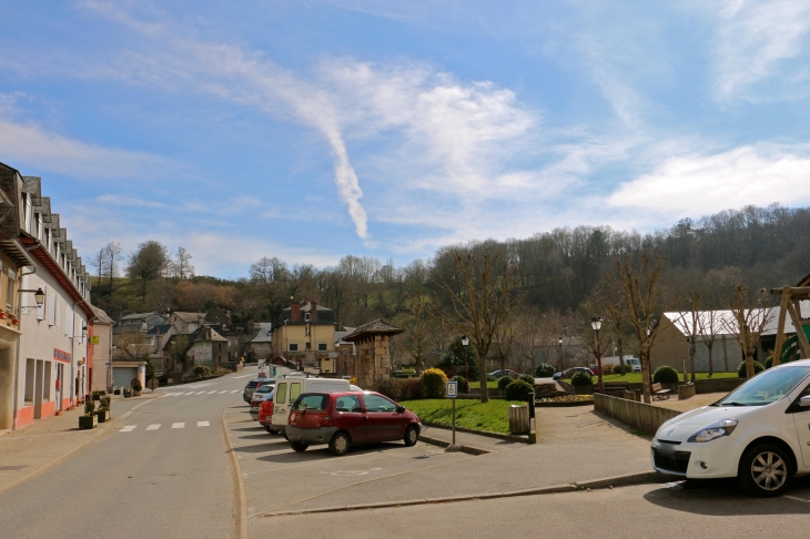 Une rue du village. - Pont-de-Salars