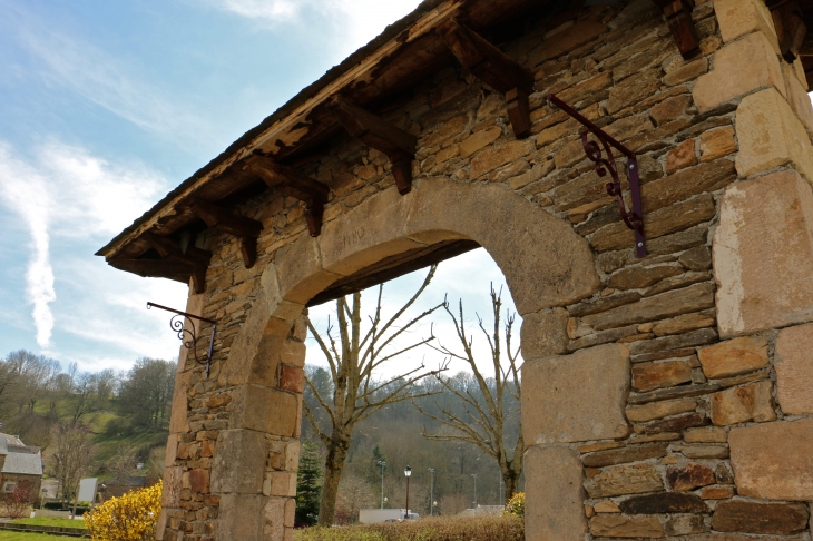 Dans le jardin, ancienne porte :  - Pont-de-Salars