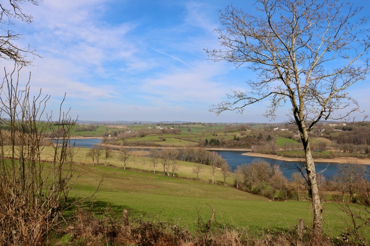 Vue sur le Lac de Bage. - Pont-de-Salars