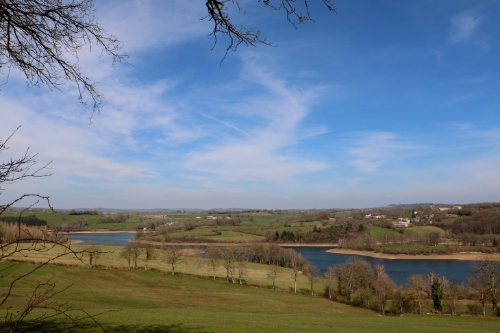 Vue sur le Lac de Bage. - Pont-de-Salars