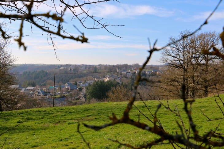 Vue sur le village. - Pont-de-Salars