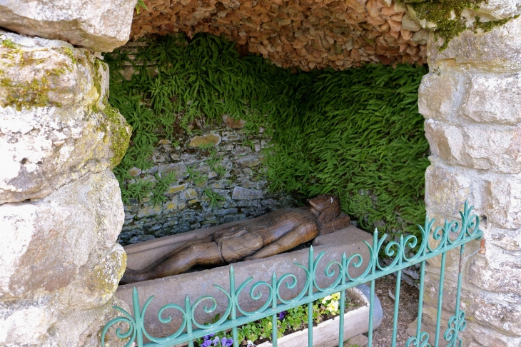 A l'entrée de la chapelle Notre Dame de Salars. - Pont-de-Salars