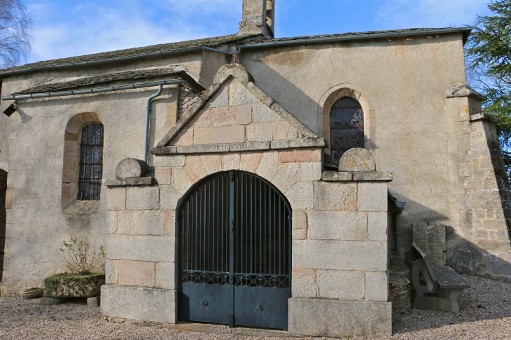 Tombe contre la chapelle Notre Dame de salars. - Pont-de-Salars