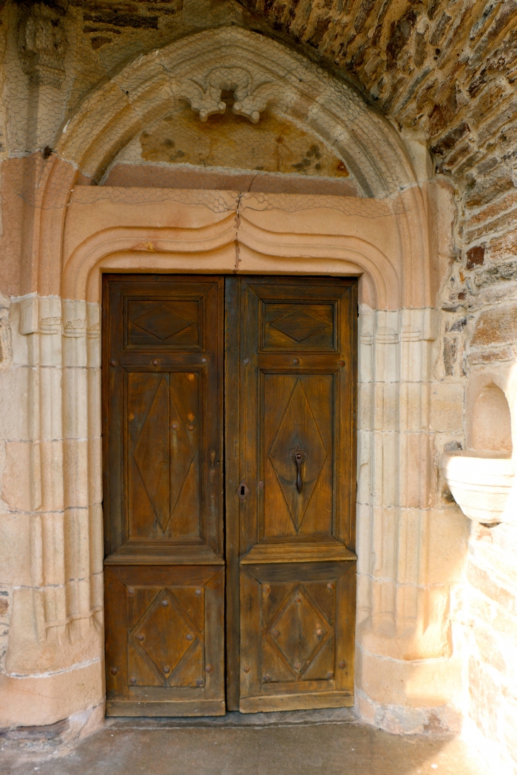 Portail de la chapelle Notre Dame de Salars. - Pont-de-Salars