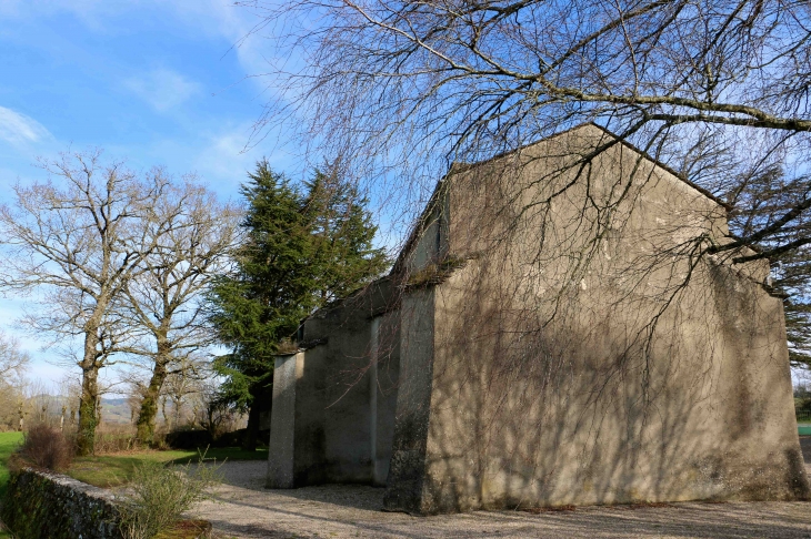 Façade occidentale de la chapelle Notre Dame de Salars. - Pont-de-Salars